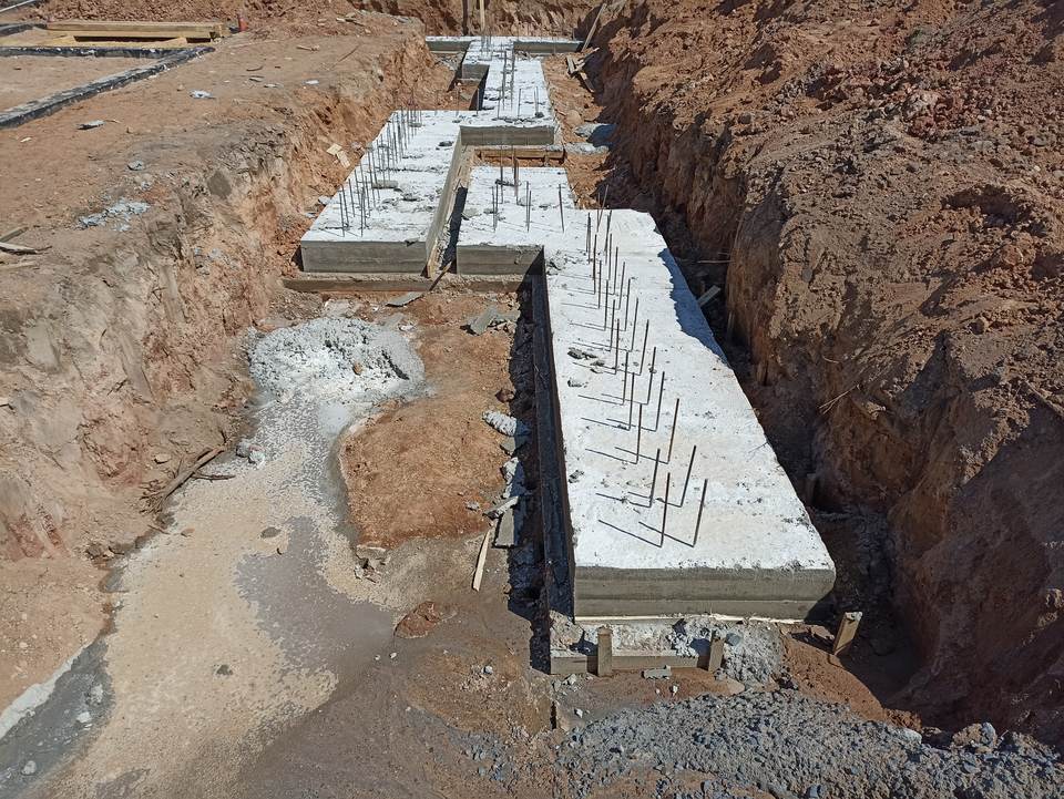 Залитая бетонная опорная лапа с торчащими вверх выпусками арматуры